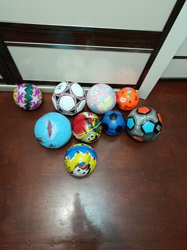 Digər idman və istirahət malları: Müxtəlif rənglərdə və naxışlarda olan futbol və oyun topları dəsti. Bu