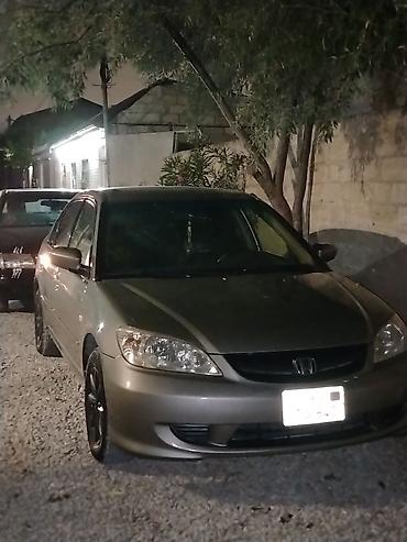 civic: Honda Civic – sedan, gümüşü rəng. - Korpus: 4 qapı, aerodinamik ön — 6