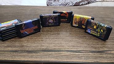Sega Mega Drive/Genesis üçün oyun kartricləri dəsti. Dəstdə müxtəlif