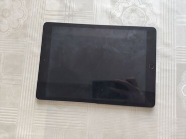 Kompüter və noutbuk aksesuarları: IPad 8 nesil 32 GB ekranda balaca cızığlar var ve birdene çat var