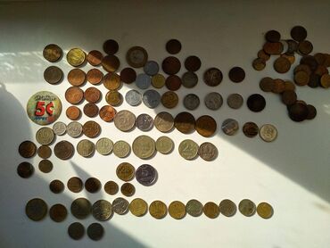 монеты разных стран: Продаю разные монеты.Цена 2500 сом за всё