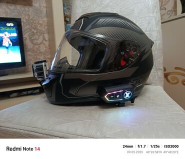 Moto dəbilqələr: Qara rəngdə, inteqrasiya olunmuş rabitə sistemi və hərəkət kamerası