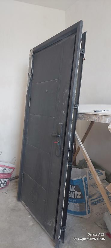 isgene: Metal giriş qapısı. Tünd boz rəngdə, modern və səliqəli panel — 1