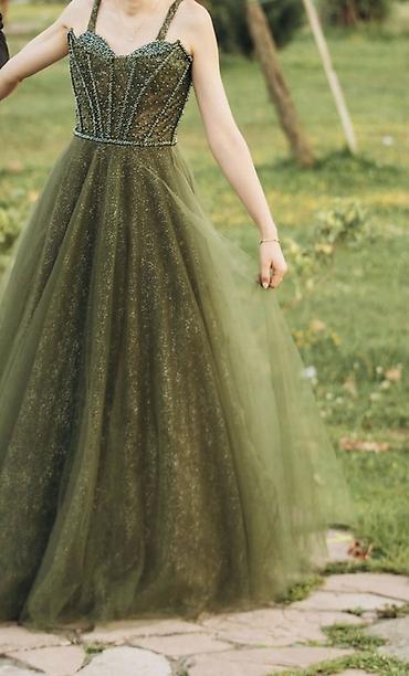 muncuq: Zeytun-yaşıl rəngdə, uzun tül gecə/libas. - Model: A-kesim ətəkli — 2