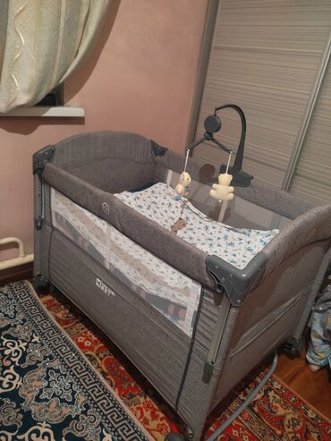 Кроватка-манежка 2в 1 от Cool baby легко устанавливается боковина