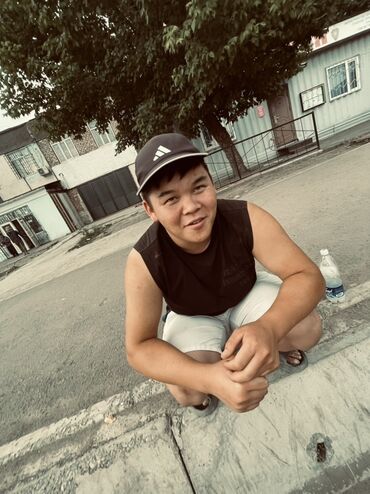 женские шапки с козырьком: Черная бейсболка с логотипом Adidas на передней части. Модель имеет