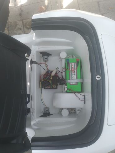 3 yaşdan yuxarı uşaqlar üçün velosipedlər: Uşaq üçün akkumulyatorlu elektrik maşın - Korpus: ağ rəngli kabriolet