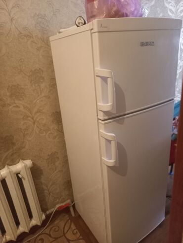 32 дюйм: Холодильник Beko, двухкамерный, белый. Особенности: - Отдельные двери