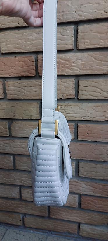 rame guess: Steve Madden ženska torba – bela, štepana, sa zlatnim detaljima - — 4