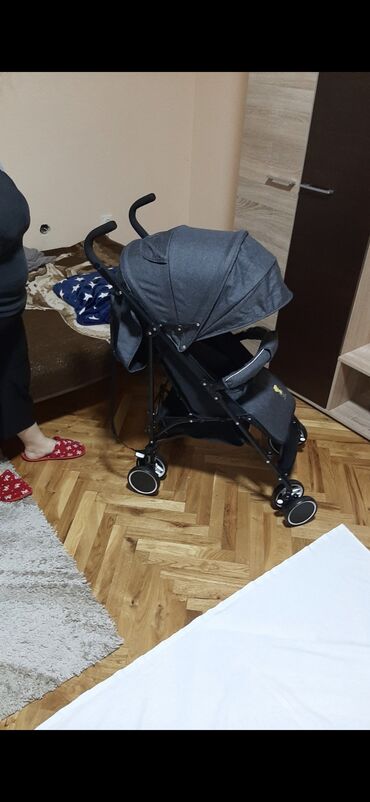 grubin papuce sa sljokicama: Dečja kisobran kolica sive boje, pogodna za svakodnevnu upotrebu i