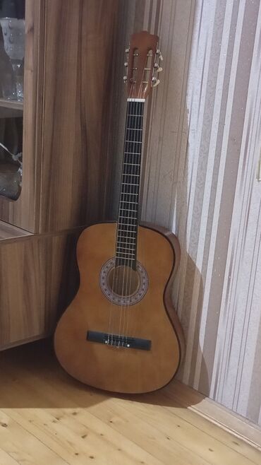 Zərb alətləri: Klassik (nylon simli) akustik gitara - Korpus: təbii taxta rəngi