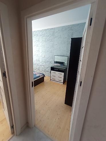 Uzunmüddətli kirayə mənzillər: Bina Xırdalanda riyadın arxasında(Jasmin Parkda)yerləşir.Mənzildə — 11