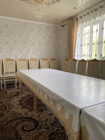 работа охран: Большой обеденный стол прямоугольной формы, выполненный в классическом