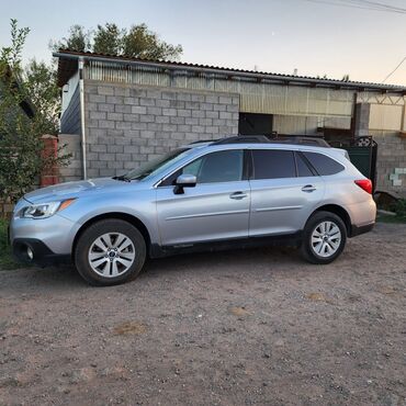 скупка старых автомобилей: Серебристый кроссовер Subaru Outback 2017 года, оснащенный багажником