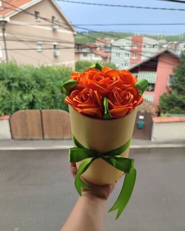 na poklon: Ruže od satena,poklon koji je večan. Kutiju radimo po Vašoj