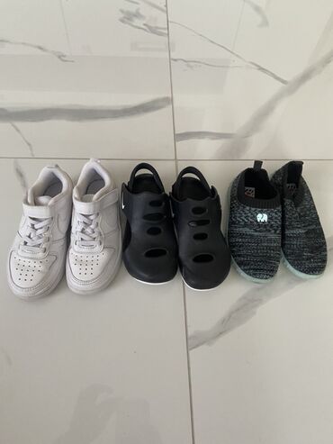 Patike: Komplet dečije obuće koji uključuje bele sportske patike sa čičak — 1