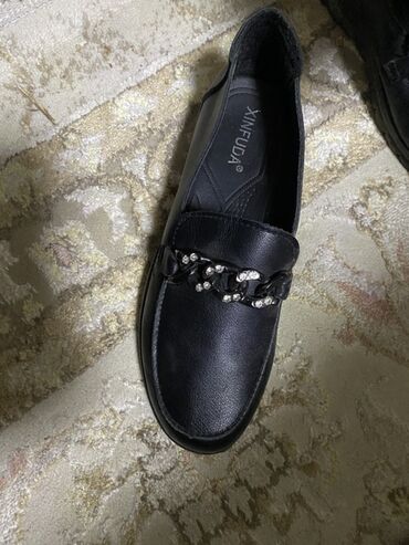 Мокасины и лоферы: Некоторые новые некоторые носились пару раз, пишите, цена у каждой — 10