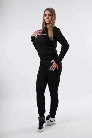 Gornji i donji deo: Zenske trenerke
S M L XL XXL
vezen znak Cena 2800 din. NABAVKA — 8