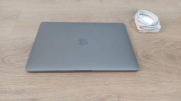 macbook adapter: Apple Macbook Pro 13 2018 - 650AZN ekranın işıqlandırılması yoxdu,