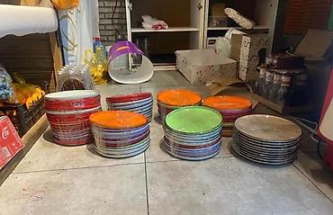 Digər biznes avadanlığı: Restoran kafe ücün 65 eded boşqab.rengli.Qiraqlarinda difekti var — 1