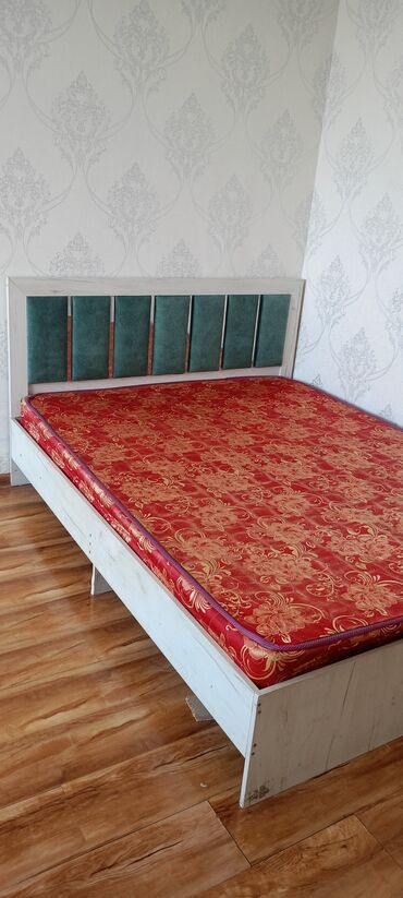 купить двуспальную кровать с матрасом бу: Продаю двухспальную кровать с матрасом в хорошем состоянии находится в
