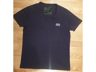 Majice: Philipp Plein majice L i XL velicina.
Cena za komad — 4