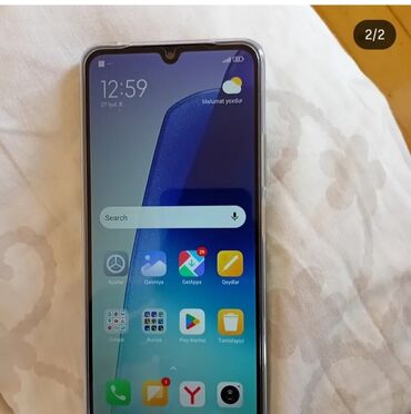 sire aparati: Xiaomi Redmi smartfonu, arxa tərəfində böyük dairəvi kamera modulu ilə