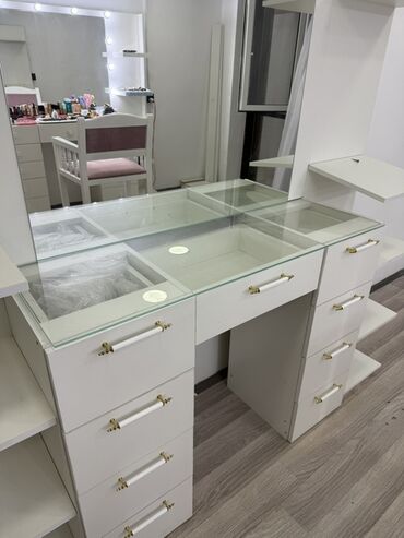 karkaz: Ağ rəngdə, geniş güzgülü profesional makiyaj/saç iş masası və vitrin