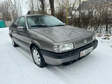 пуговичную машину: Volkswagen Passat: 1990 г., 1.8 л, Механика, Бензин, Седан