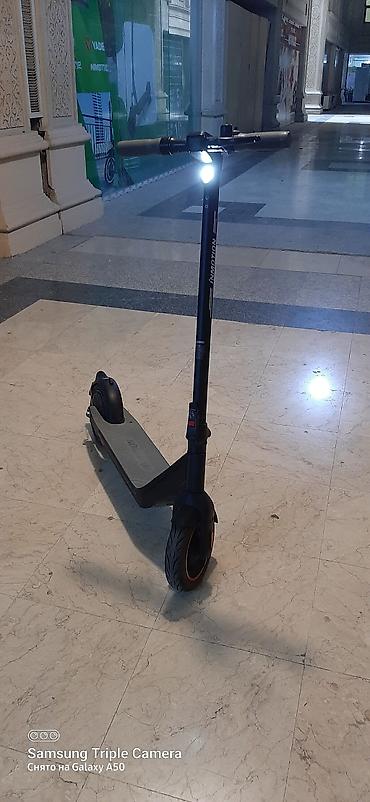 Elektrikli skuter, qara rəngdə, şəhərdaxili rahat hərəkət üçün uyğun