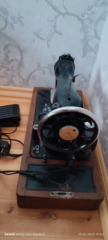 Qədim tikiş maşınları: Tikiş maşını həm elektrik həmdə əl ilə işləyir