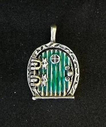 Stare vaze i dekor: Starinski Privezak Hobit vrata Gospodar Prstenova. Rezervisano. The — 10