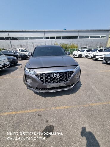 дополнительное освещение на авто: Полноразмерный кроссовер Hyundai Santa Fe серого цвета с характерной