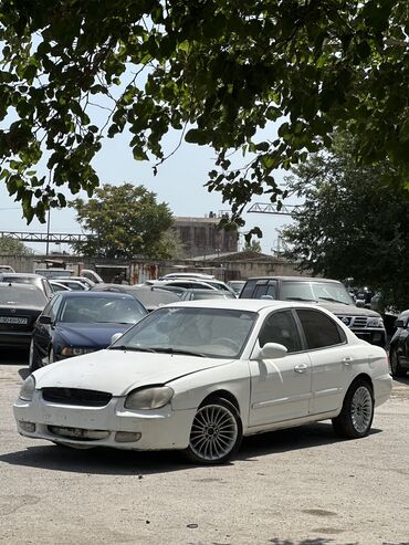 Hyundai Sonata: 2.4 l | 2001 il Sedan