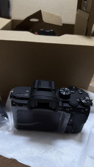 пока х3 про цена: Продаю Sony Alfa A7 3 новый Комплект : ремень, батарейка своя, — 3