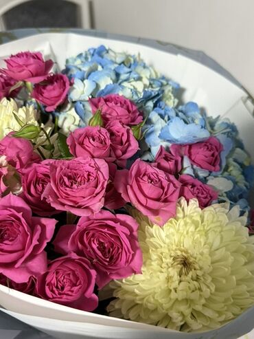 букеты для невесты: Авторский букет в белой упаковке - Состав: розовые кустовые розы