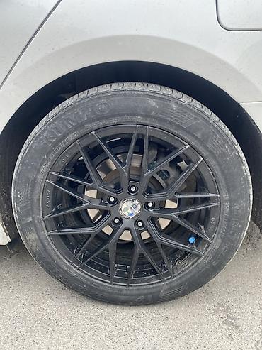 Литой колесный диск с шиной Kumho. - Диск: многоспицевый, черный — 1