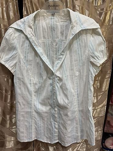 Рубашки: Классическая женская рубашка с коротким рукавом, выполненная из легкой — 4