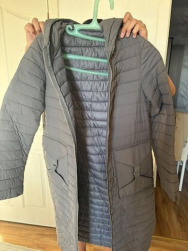 north face одежда: Стеганое женское пальто-пуховик с капюшоном, серого цвета. - Длина — 1
