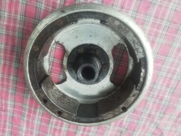 Ostali motocikli i skuteri: Beli magnet za t11 
Za osovinu radilice 10 mm
Cena fixsna 
Ispravano  — 4