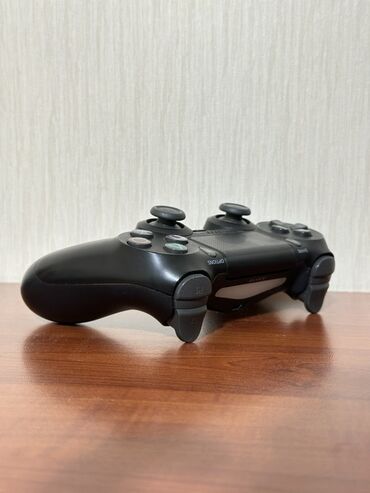 Sony PlayStation üçün nəzərdə tutulmuş, qara rəngdə simsiz oyun pultu