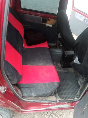 чехол для машины бу: Автомобиль Daewoo Tico красного цвета, компактная модель с