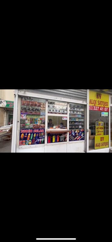 koşk icarə: 8 Ci mikrorayon Əcəmi Naxçivani Əsas küçədə Kiosk Arenda 800azn İçəri