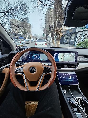 Другие автомобили: Электромобиль кроссовер (7 мест, судя по габаритам) в белом цвете — 9