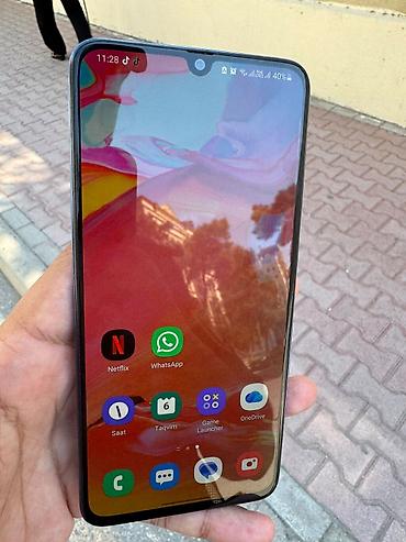 google pixel 10: Mavi rəngli smartfon Xüsusiyyətlər və portlar: - Alt hissə: 3.5 mm — 7