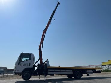Manipulyatorlar: Yük maşını platforması və hidravlik kranı olan Isuzu modeli. Bu maşın — 3