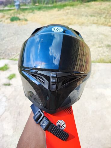 спортивный костюм 54: Продаю шлем новый. Черный Глянцевый.качество очень хороший . Для