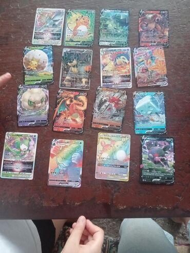 Müxtəlif nadir və ümumi Pokemon kartlarından ibarət bu kolleksiya