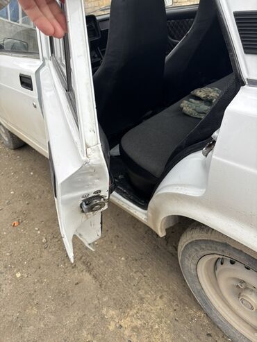 VAZ (LADA): LADA klassik model (sedan) – ağ rəngli, ön hissədə yerləşən benzin — 2