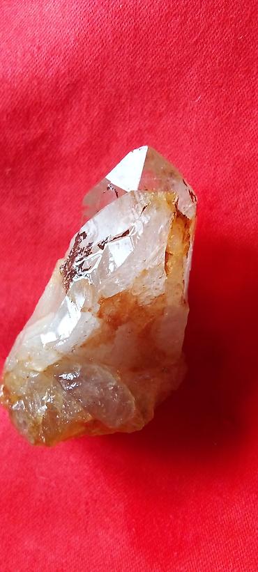 red dot: Prirodni kvarcni kristal – sirovi komad - Materijal: prirodni kvarc — 1